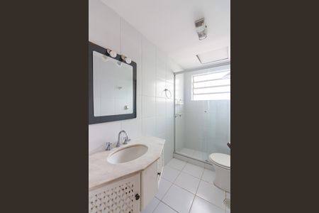 Casa de condomínio à venda com 384m², 4 quartos e 4 vagas Casa de condomínio à venda com 384m², 4 quartos e 4 vagasBanheiro 2