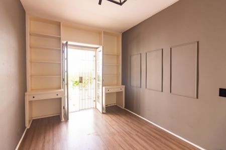 Casa de condomínio à venda com 384m², 4 quartos e 4 vagas Casa de condomínio à venda com 384m², 4 quartos e 4 vagasQuarto 2