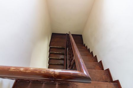 Casa de condomínio à venda com 384m², 4 quartos e 4 vagas Casa de condomínio à venda com 384m², 4 quartos e 4 vagasEscada