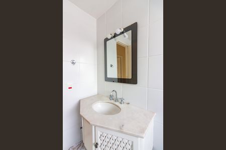 Casa de condomínio à venda com 384m², 4 quartos e 4 vagas Casa de condomínio à venda com 384m², 4 quartos e 4 vagasBanheiro 2