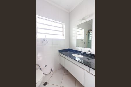 Casa de condomínio à venda com 384m², 4 quartos e 4 vagas Casa de condomínio à venda com 384m², 4 quartos e 4 vagasBanheiro