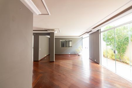 Casa de condomínio à venda com 384m², 4 quartos e 4 vagas Casa de condomínio à venda com 384m², 4 quartos e 4 vagasSala