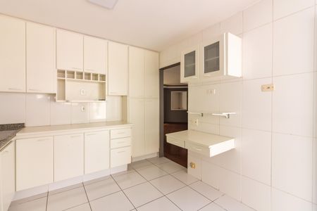 Casa de condomínio à venda com 384m², 4 quartos e 4 vagas Casa de condomínio à venda com 384m², 4 quartos e 4 vagasCozinha