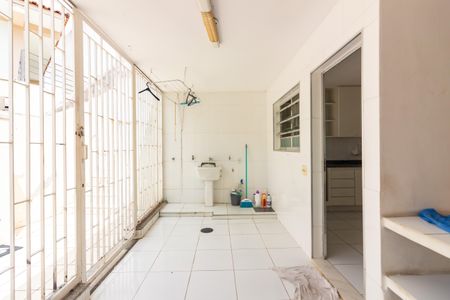 Casa de condomínio à venda com 384m², 4 quartos e 4 vagas Casa de condomínio à venda com 384m², 4 quartos e 4 vagasÁrea de Serviço