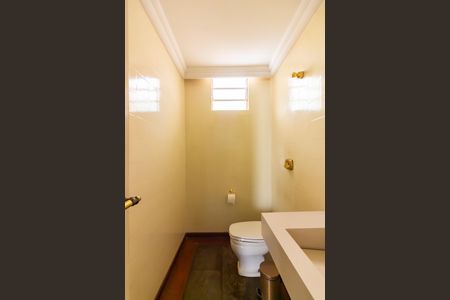 Casa de condomínio à venda com 384m², 4 quartos e 4 vagas Casa de condomínio à venda com 384m², 4 quartos e 4 vagasLavabo