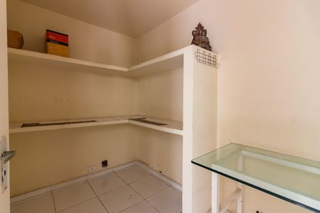 Casa de condomínio à venda com 384m², 4 quartos e 4 vagas Casa de condomínio à venda com 384m², 4 quartos e 4 vagasComodo