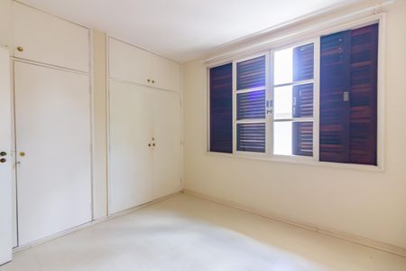 Casa de condomínio à venda com 384m², 4 quartos e 4 vagas Casa de condomínio à venda com 384m², 4 quartos e 4 vagasQuarto 3