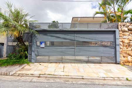 Casa de condomínio à venda com 384m², 4 quartos e 4 vagas Casa de condomínio à venda com 384m², 4 quartos e 4 vagasFachada