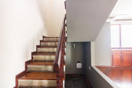 Casa de condomínio à venda com 384m², 4 quartos e 4 vagas Casa de condomínio à venda com 384m², 4 quartos e 4 vagasEscada