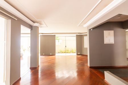 Casa de condomínio à venda com 384m², 4 quartos e 4 vagas Casa de condomínio à venda com 384m², 4 quartos e 4 vagasSala