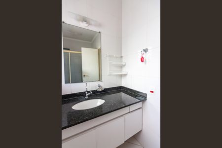 Casa de condomínio à venda com 384m², 4 quartos e 4 vagas Casa de condomínio à venda com 384m², 4 quartos e 4 vagasBanheiro