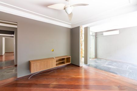 Casa de condomínio à venda com 384m², 4 quartos e 4 vagas Casa de condomínio à venda com 384m², 4 quartos e 4 vagasSala