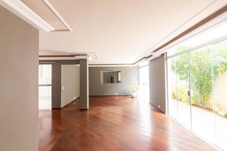 Casa de condomínio à venda com 384m², 4 quartos e 4 vagas Casa de condomínio à venda com 384m², 4 quartos e 4 vagasSala