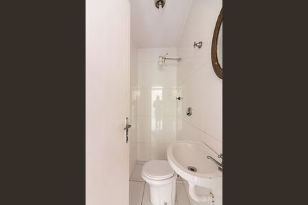 Casa de condomínio à venda com 384m², 4 quartos e 4 vagas Casa de condomínio à venda com 384m², 4 quartos e 4 vagasBanheiro de Serviço