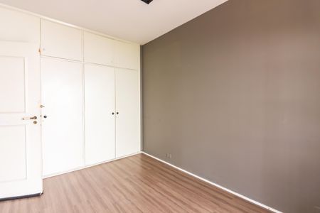 Casa de condomínio à venda com 384m², 4 quartos e 4 vagas Casa de condomínio à venda com 384m², 4 quartos e 4 vagasQuarto 2