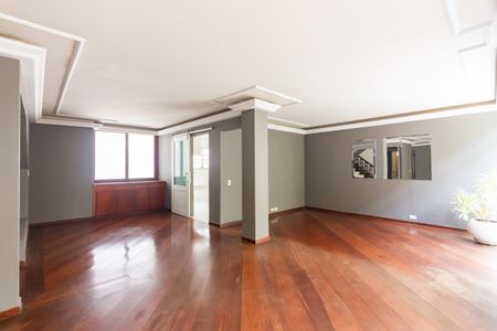 Casa de condomínio à venda com 384m², 4 quartos e 4 vagas Casa de condomínio à venda com 384m², 4 quartos e 4 vagasSala