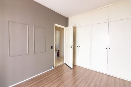 Casa de condomínio à venda com 384m², 4 quartos e 4 vagas Casa de condomínio à venda com 384m², 4 quartos e 4 vagasQuarto 2