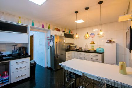 Casa à venda com 450m², 4 quartos e 6 vagasCozinha