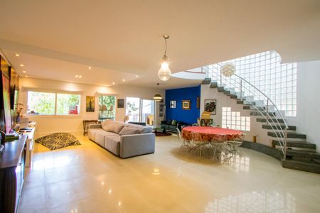 Casa à venda com 450m², 4 quartos e 6 vagasSala