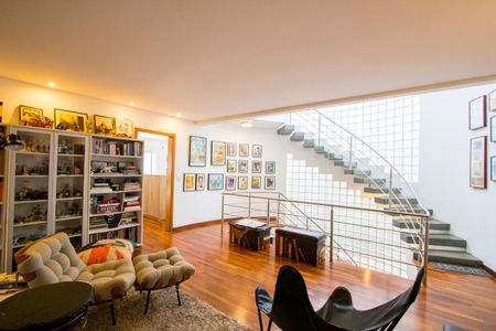 Casa à venda com 450m², 4 quartos e 6 vagasEscritório