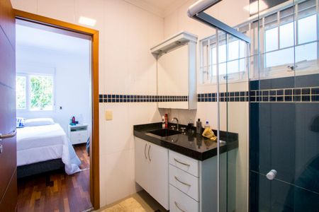 Casa à venda com 450m², 4 quartos e 6 vagasBanheiro da Suíte 2