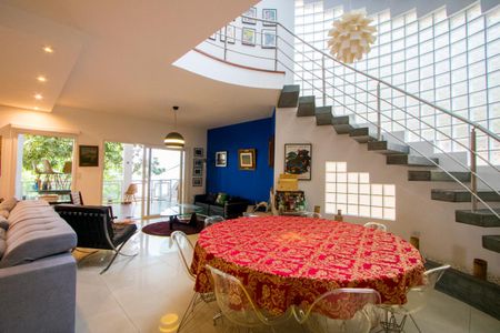 Casa à venda com 450m², 4 quartos e 6 vagasSala