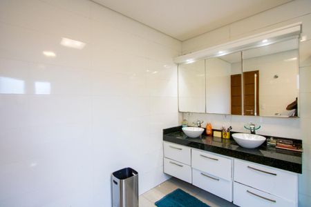 Casa à venda com 450m², 4 quartos e 6 vagasBanheiro da Suíte