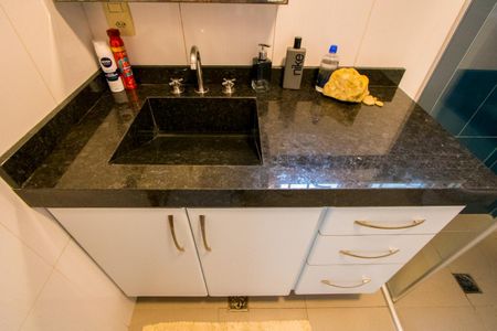 Casa à venda com 450m², 4 quartos e 6 vagasBanheiro da Suíte 2