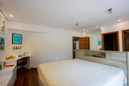 Casa à venda com 450m², 4 quartos e 6 vagasSuíte