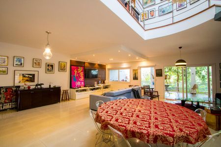 Casa à venda com 450m², 4 quartos e 6 vagasSala