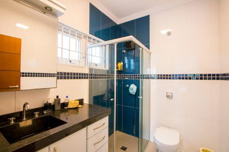 Casa à venda com 450m², 4 quartos e 6 vagasBanheiro da Suíte 2