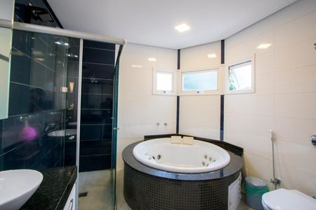 Casa à venda com 450m², 4 quartos e 6 vagasBanheiro da Suíte