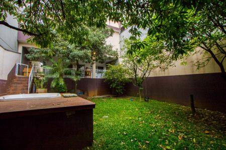 Casa à venda com 450m², 4 quartos e 6 vagasQuintal/Jardim