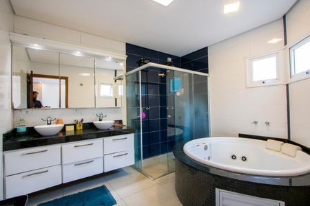 Casa à venda com 450m², 4 quartos e 6 vagasBanheiro da Suíte