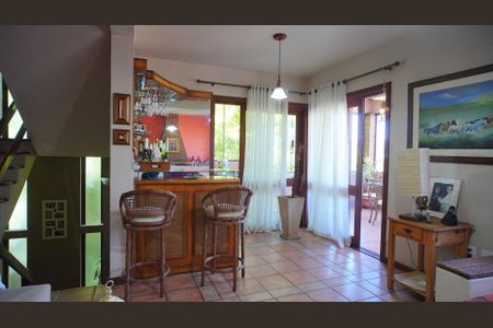 Sala com barzinho  de casa de condomínio à venda com 5 quartos, 450m² em Nonoai, Porto Alegre