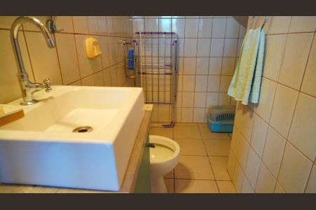 Casa de condomínio à venda com 450m², 5 quartos e 4 vagas Casa de condomínio à venda com 450m², 5 quartos e 4 vagasBanheiro 5 piso inferior