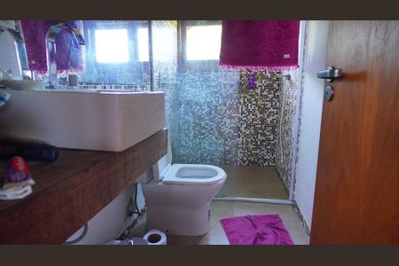 Casa de condomínio à venda com 450m², 5 quartos e 4 vagas Casa de condomínio à venda com 450m², 5 quartos e 4 vagasBanheiro 1