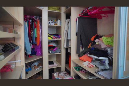 Casa de condomínio à venda com 450m², 5 quartos e 4 vagas Casa de condomínio à venda com 450m², 5 quartos e 4 vagasCloset quarto 3