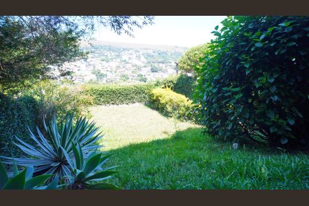 Casa de condomínio à venda com 450m², 5 quartos e 4 vagas Casa de condomínio à venda com 450m², 5 quartos e 4 vagasQuintal dos fundos do imóvel