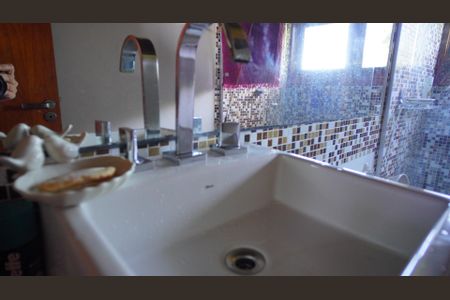 Casa de condomínio à venda com 450m², 5 quartos e 4 vagas Casa de condomínio à venda com 450m², 5 quartos e 4 vagasBanheiro 1