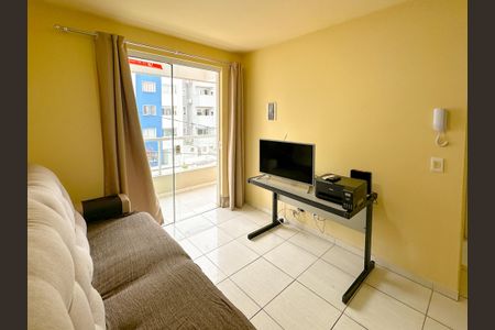 Sala de TV de apartamento para alugar com 2 quartos, 65m² em Serraria, São José