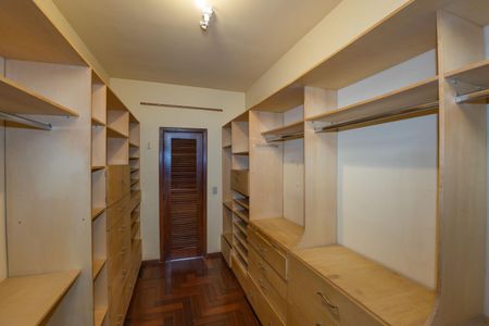 Casa de condomínio à venda com 2999m², 4 quartos e 10 vagas Casa de condomínio à venda com 2999m², 4 quartos e 10 vagasCloset da Suíte 1