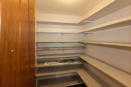 Casa de condomínio à venda com 2999m², 4 quartos e 10 vagas Casa de condomínio à venda com 2999m², 4 quartos e 10 vagasDispensa da Cozinha