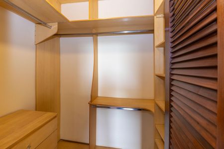 Casa de condomínio à venda com 2999m², 4 quartos e 10 vagas Casa de condomínio à venda com 2999m², 4 quartos e 10 vagasCloset do Quarto 1