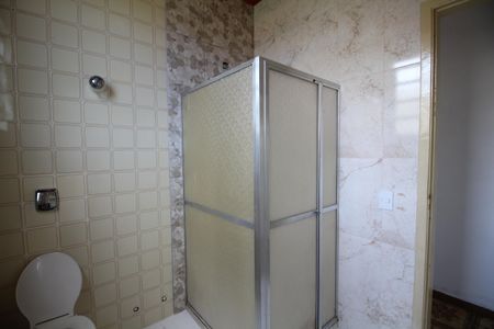 Casa para alugar com 110m², 2 quartos e 6 vagasBanheiro 