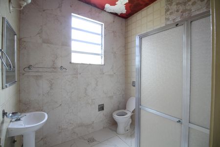 Casa para alugar com 110m², 2 quartos e 6 vagasBanheiro 