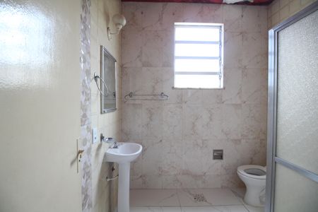 Casa para alugar com 110m², 2 quartos e 6 vagasBanheiro 