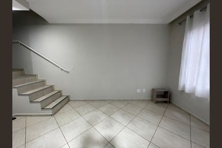 Sala de casa de condomínio para alugar com 2 quartos, 68m² em Jardim Amaralina, São Paulo