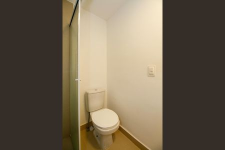 Banheiro de kitnet/studio para alugar com 1 quarto, 27m² em Pinheiros, São Paulo