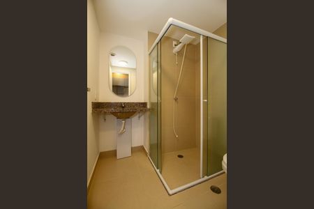 Banheiro de kitnet/studio para alugar com 1 quarto, 27m² em Pinheiros, São Paulo